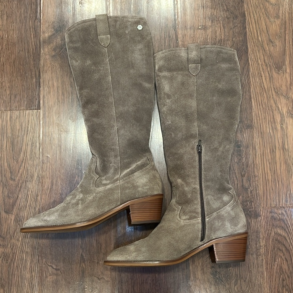 Beautiful NWOT Suede Boots by Carl Scarpa